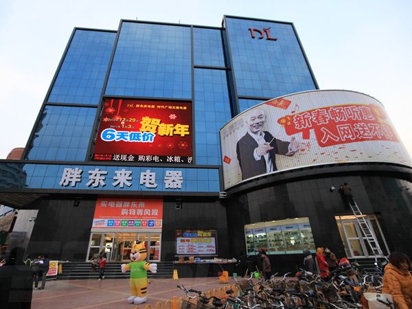 河南胖东来电器阛阓室外led全彩显现屏