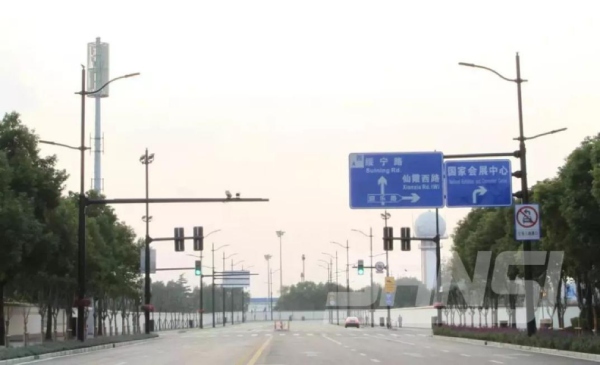 上海进博会多杆合一保证交通宁静通顺