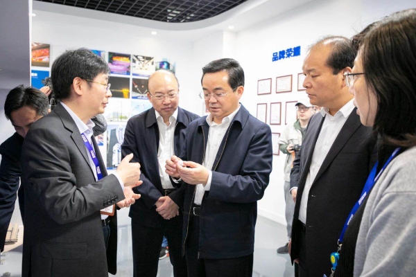 欢快夫副省长等一行细心领会三思陶瓷像素的研发和出产流程