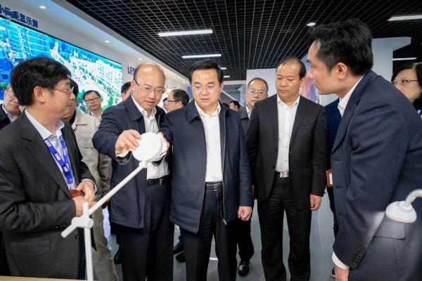 欢快夫副省长一行观赏三思智能家居照明产物