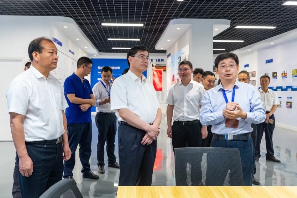 金华市委布告陈龙（中）、浦江县委布告程天云（左）考查三思