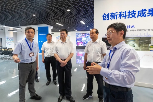 陈龙布告等一行休会三思展厅的各种场景