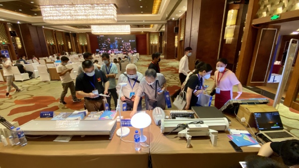 上海三思LED产物表态南京站