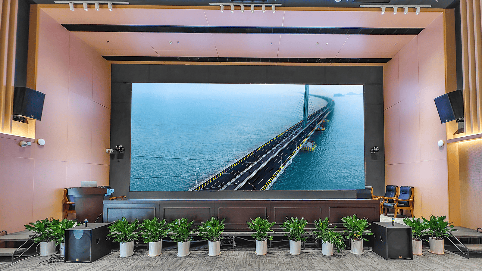 江南时报网报道,严重,深中通道今通车,继港珠澳大桥后,上海三思,再度点亮超等工程