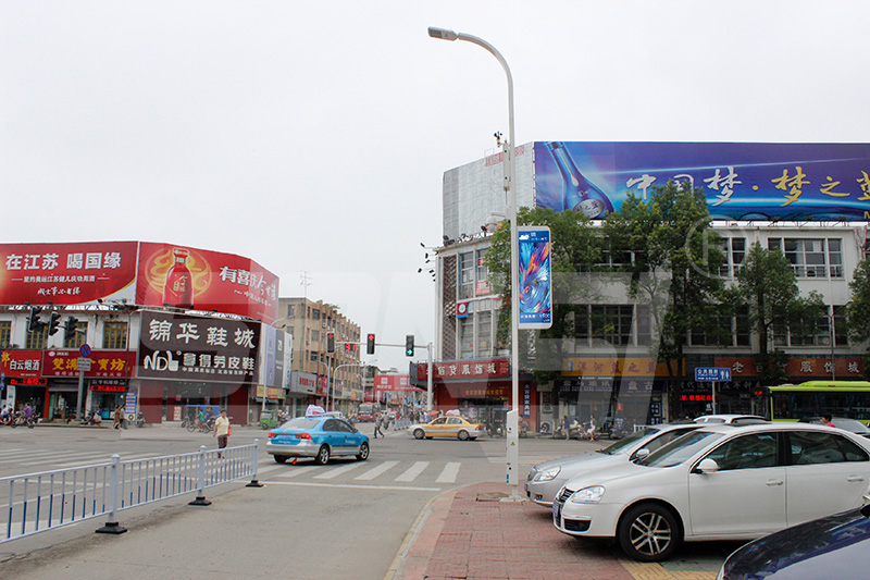 市政路灯,加装充电接口,绿色出行,都会温度