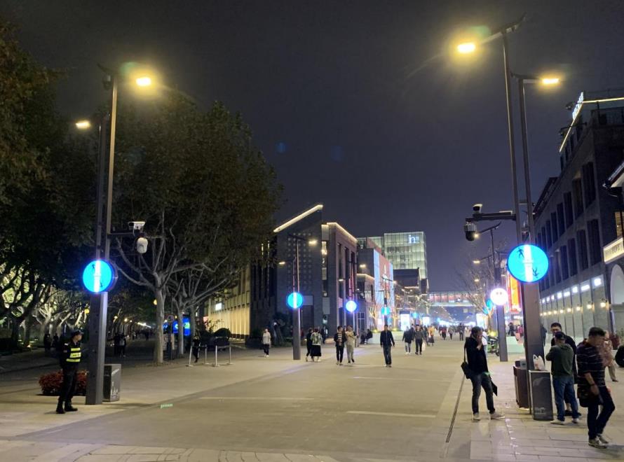 校园聪明路灯,完成人脸辨认,夜间校园宁静,再添防地
