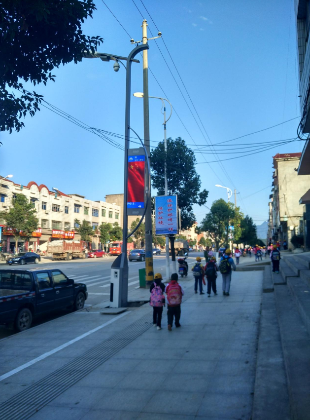 聪明路灯,试点胜利,集成照明,监控与5G基站于一体